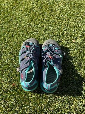 Keen girls size 4 Sandals in Teal, Navy, and Pink